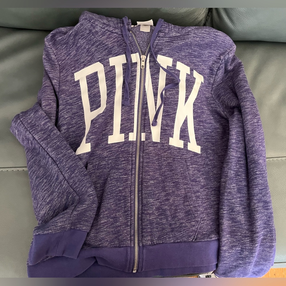 Preowned Fleece Pink VS hoodie - size large 
No stains/flaws
